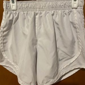 white xs women’s nike shorts